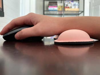 reviewer using the mouse with wrist resting on the pad