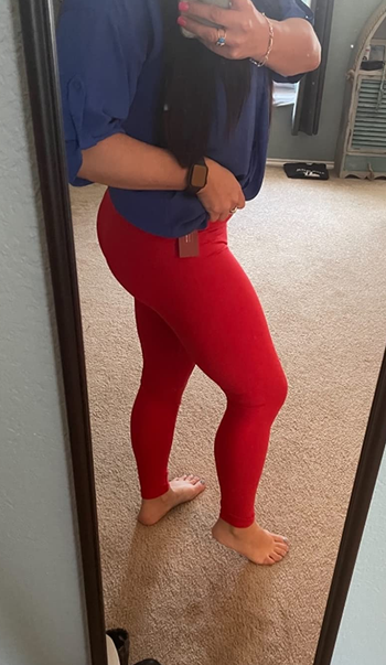another reviewer wearing the leggings in red