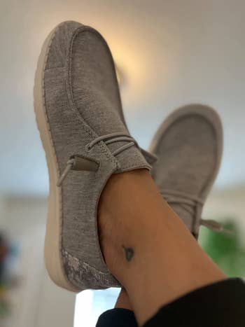 reviewer wearing the shoes successful  grey