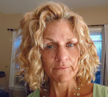 reviewer with soft-looking and defined waves