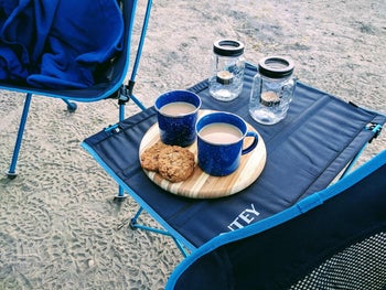 Daily News | Online News Reviewer pic of the two blue speckled mugs next to two cookies