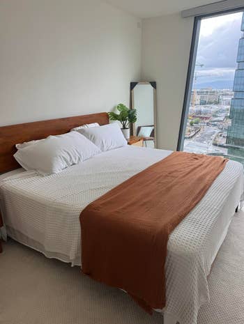 Reviewer's chamber  with achromatic  cooling broad  crossed  their furniture  