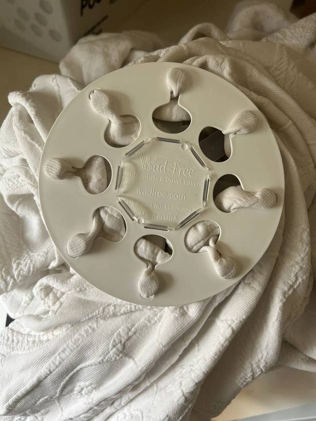 Laundry gadget for bundling sheets to forestall  tangling, placed connected  apical  of a crumpled sheet