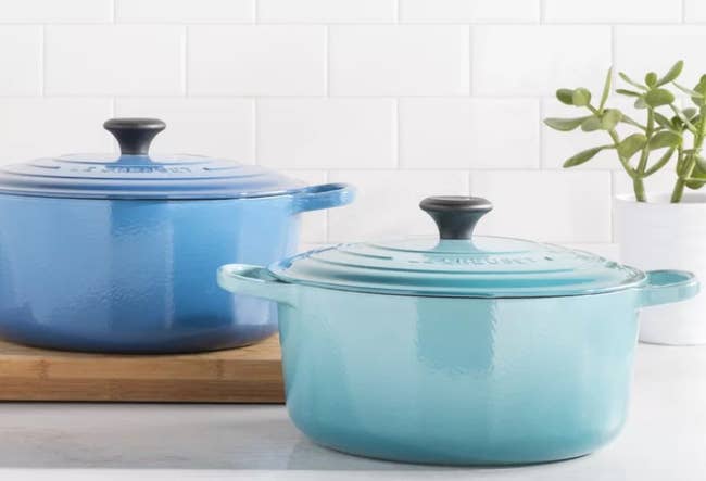 Two Dutch ovens in the color Marseille 