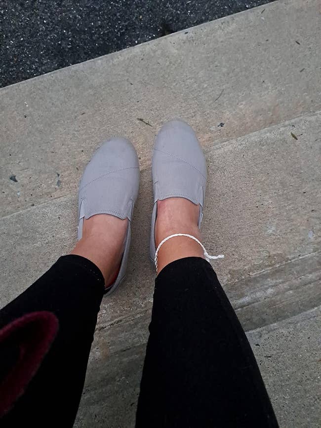 reviewer wearing grey  Toms