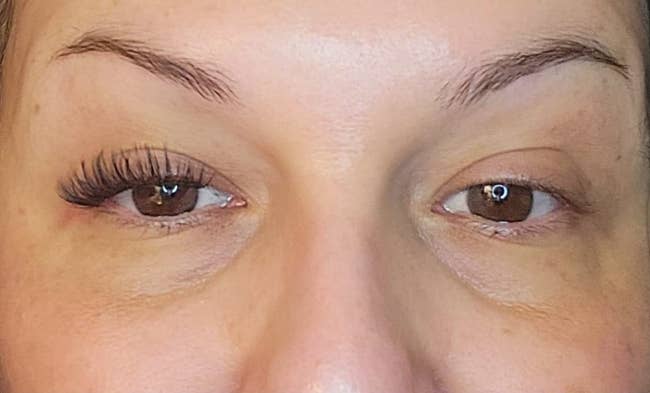 reviewer showing the mendacious lashes applied to conscionable 1 eye