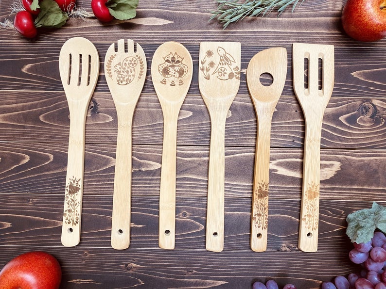 the six-piece set of bamboo utensils engraved with animals and flowers