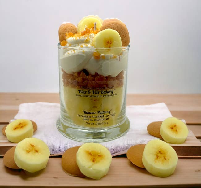 Candle shaped similar  banana pudding successful  a solid  jar, topped with realistic banana slices and wafers