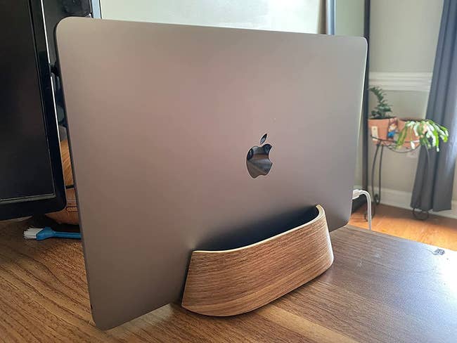 reviewer image of their MacBook being stored in the vertical laptop holder