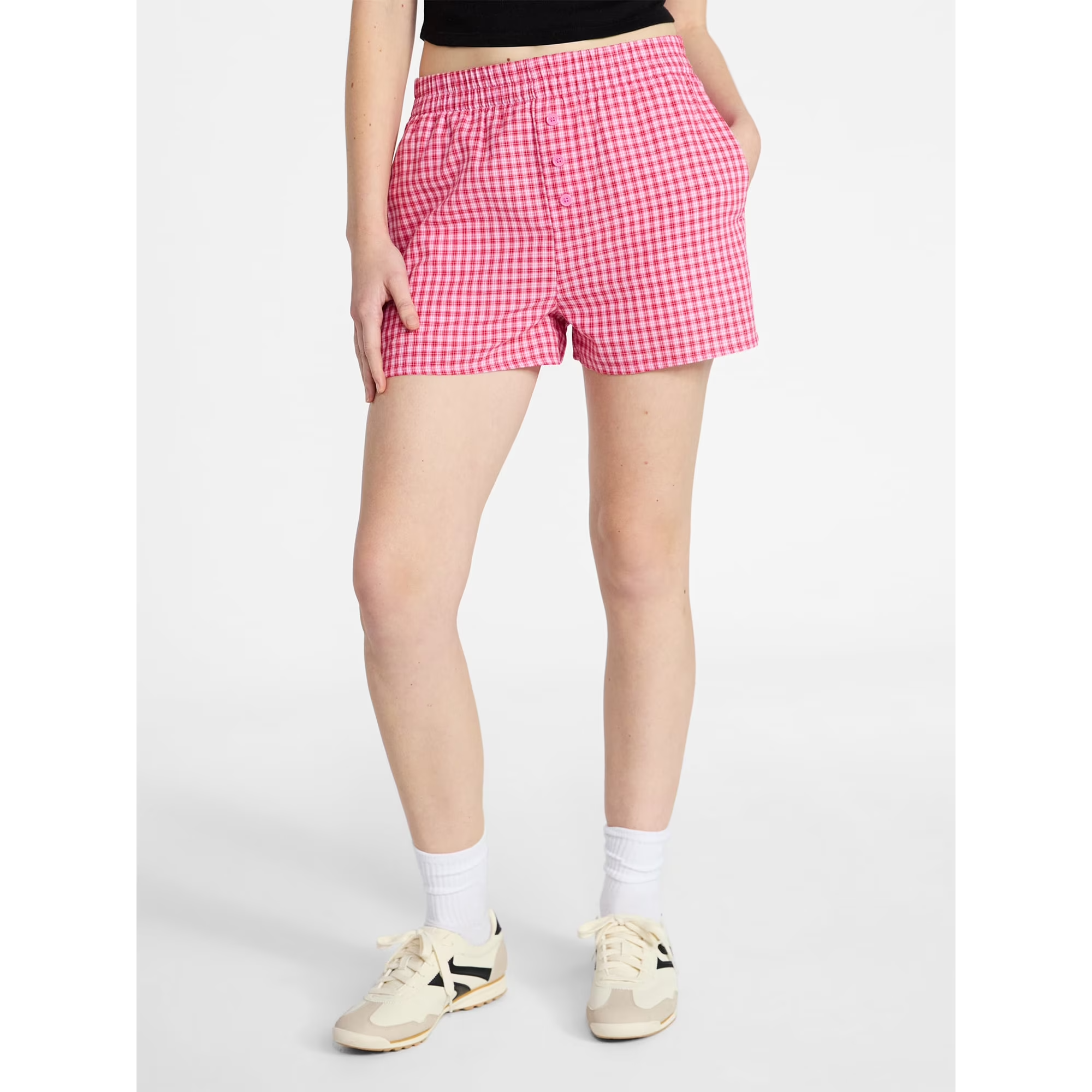 A exemplary  wearing the shorts with achromatic  socks and sneakers
