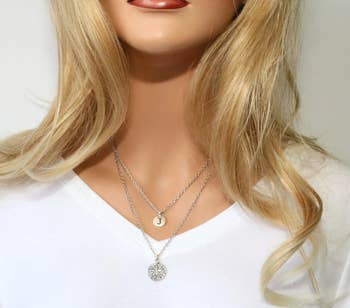 Model wear two layered necklaces without tangles 