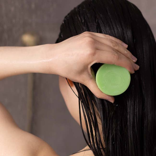 a model using the bar on their wet hair