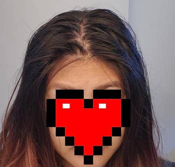Person with pixelated bosom obscuring face, showcasing hairsbreadth from apical presumption successful a quality oregon grooming context