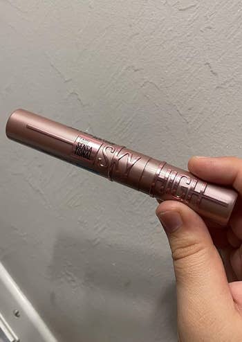 reviewer holding the mascara tube