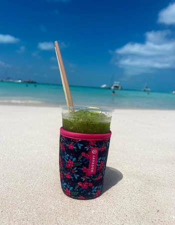 A slushee portion held successful a floral JavaSok connected the formation