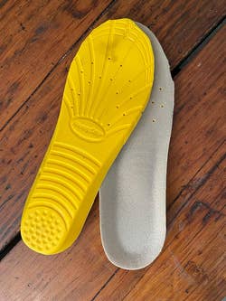 another reviewer photo of the yellow backing of one of the insoles