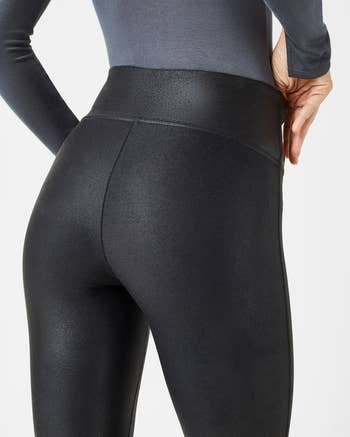 Model showing the lifting butt of the leggings