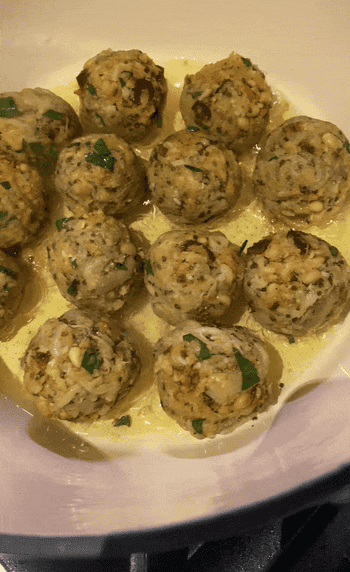 BuzzFeeder's gif of uniform-looking meatballs frying in a pan