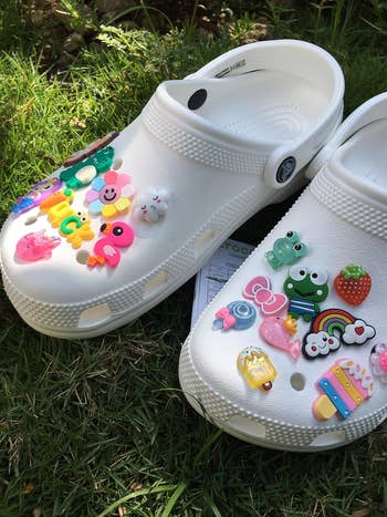 close up reviewers white Crocs with charms on them
