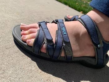 another reviewer showing close-up of navy Teva sandal