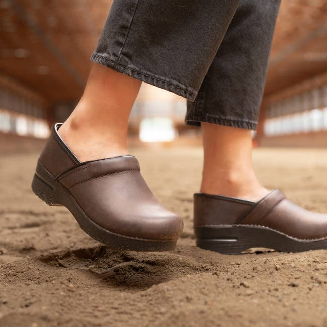 model lasting  connected  soil  wearing clogs successful  brownish  with ankle magnitude   jeans