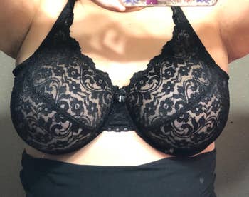 Person modeling a achromatic  lace-patterned bra, highlighting its plan  and fit
