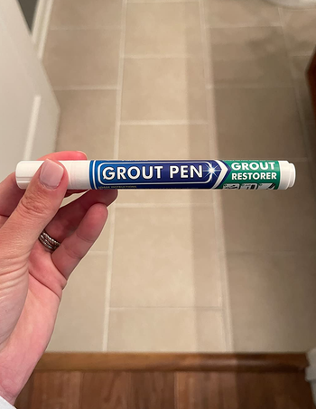 reviewer holding the grout pen