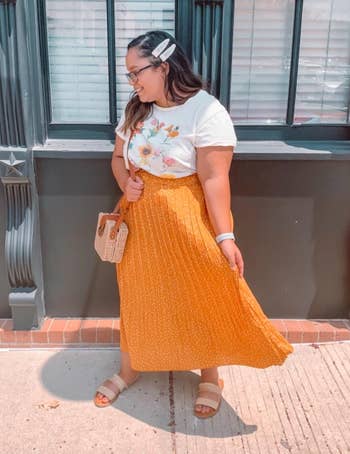 different reviewer wearing the skirt in yellow