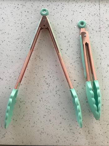 reviewer image of the tongs in teal