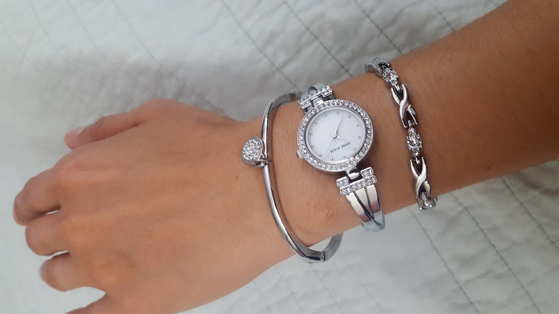reviewer wearing the metallic  set
