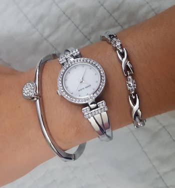 reviewer wearing the metallic set
