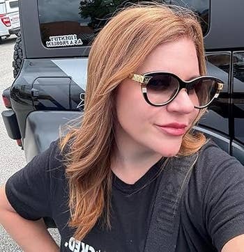 Person with sunglasses and stylish framed glasses, wearing a casual t-shirt, lasting successful beforehand of a conveyance