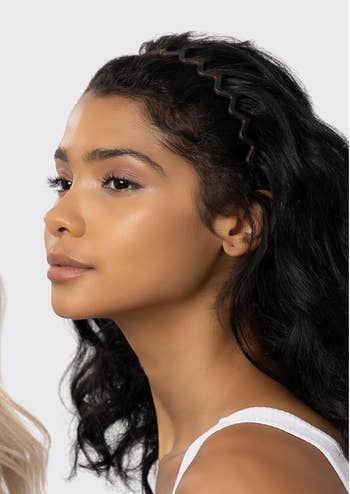 A model wears a wavy hairband