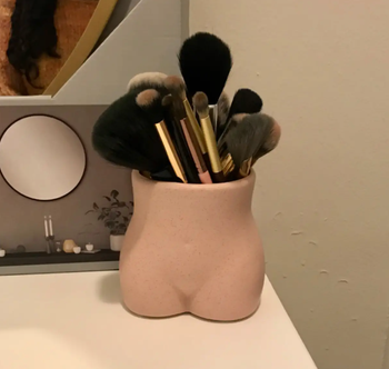 Reviewer pic of the same vase from the front with makeup brushes in it