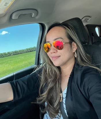 reviewer wearing reflective aviators sunglasses 