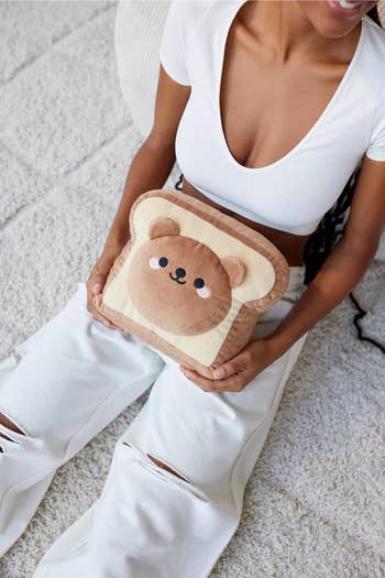 A model holding the toast-style heating pad