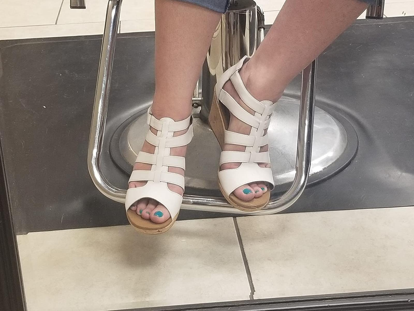 close up   of the achromatic  gladiator wedges connected  a reviewer