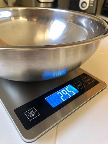 reviewer photo of the scale holding a large mixing bowl to show that the reading is still visible even with a large bowl on top
