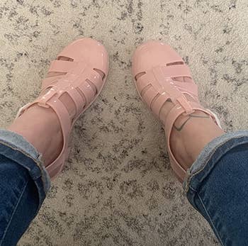 Reviewer wearing pink sandals