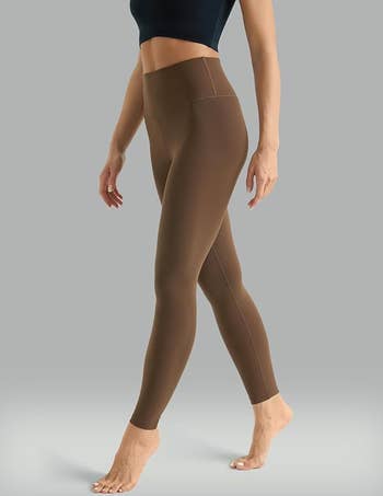 model in the brown high-waisted leggings