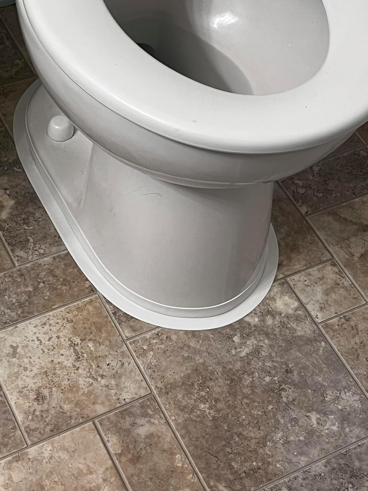 pengulas yang sama menunjukkan foto setelahnya dengan dempul toilet putih yang baru dipasang