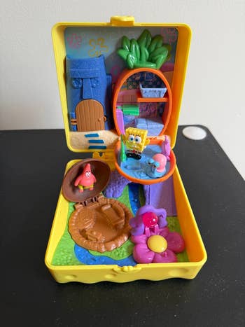 Toy playset featuring a mini SpongeBob SquarePants scene with SpongeBob and Patrick figures in a colorful, compact case