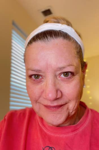 Person with abbreviated  hairsbreadth  wearing a achromatic  headband and a casual top, facing the camera indoors