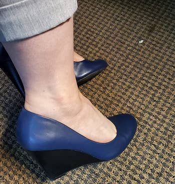 close up of the navy wedges on a reviewer