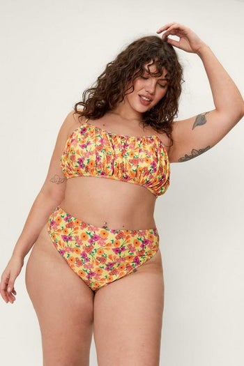 another model wearing the same set in plus size