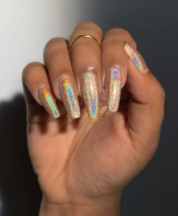 A model with holographic white nails