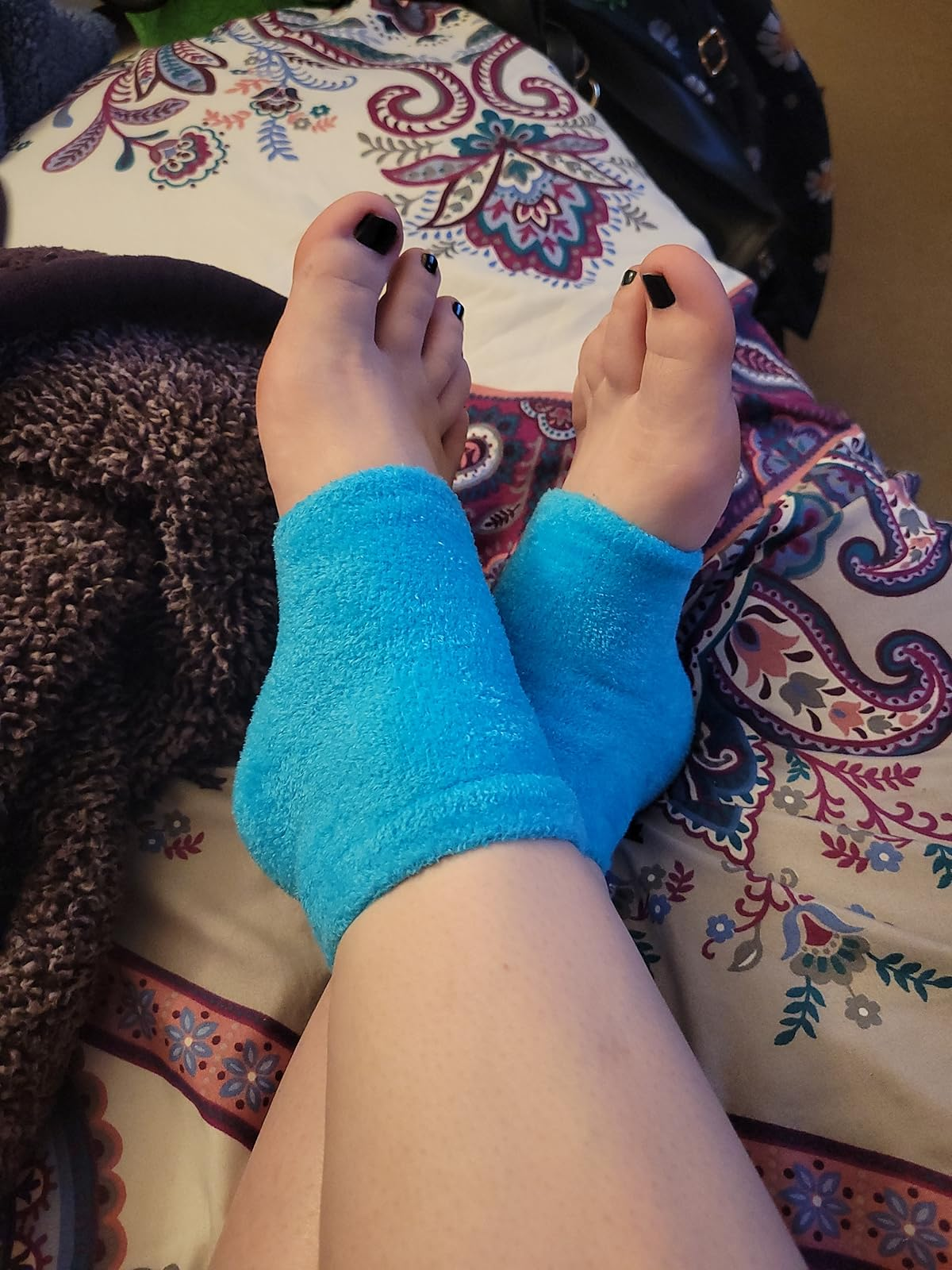 another reviewer wearing blue moisturizing heel sock 