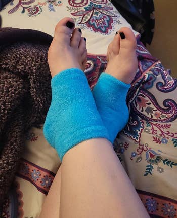 another reviewer wearing blue moisturizing heel sock