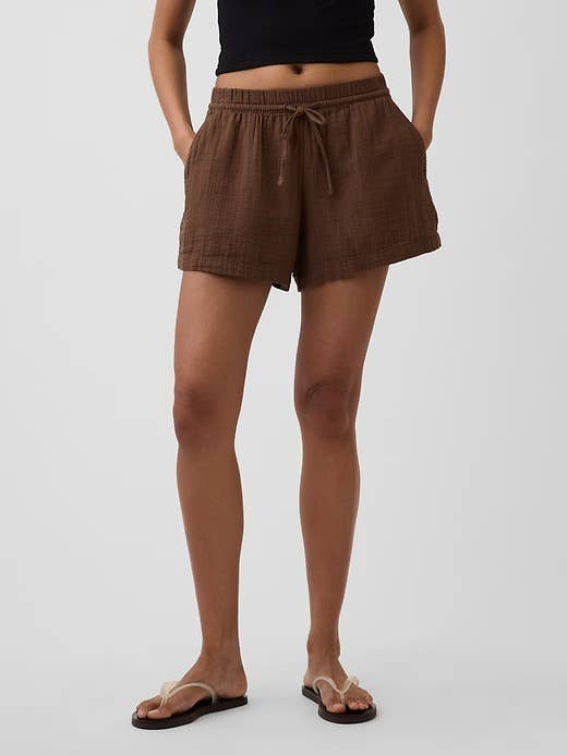 Person successful a achromatic apical and brownish drawstring shorts with flip-flops, showcasing casual summertime style
