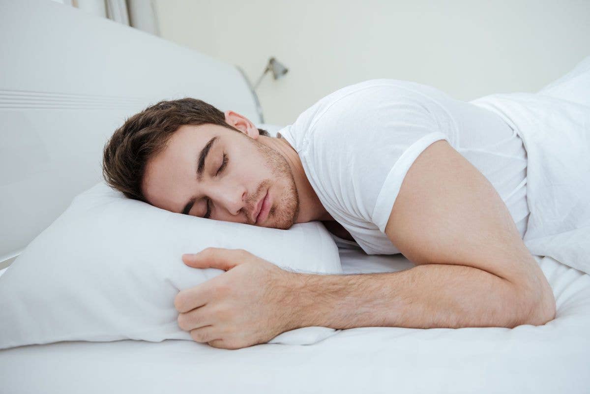 Сонник спящие мужчины. Спящий человек. Спящий мужчина. Мужчина с подушкой.